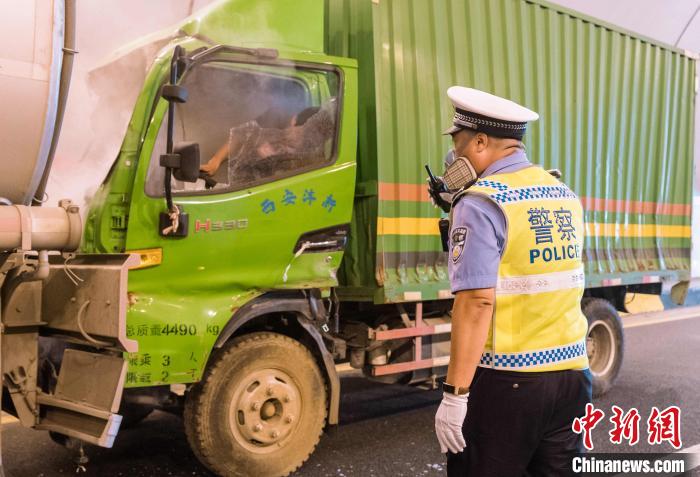 图为危化品车辆交通事故演练活动在沪陕高速灞源隧道进行。　西安高速交警供图 摄
