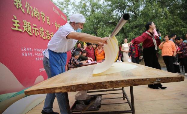 【国庆吃面 国泰民安】 用2.5米长的擀面杖为50多人制作国庆面