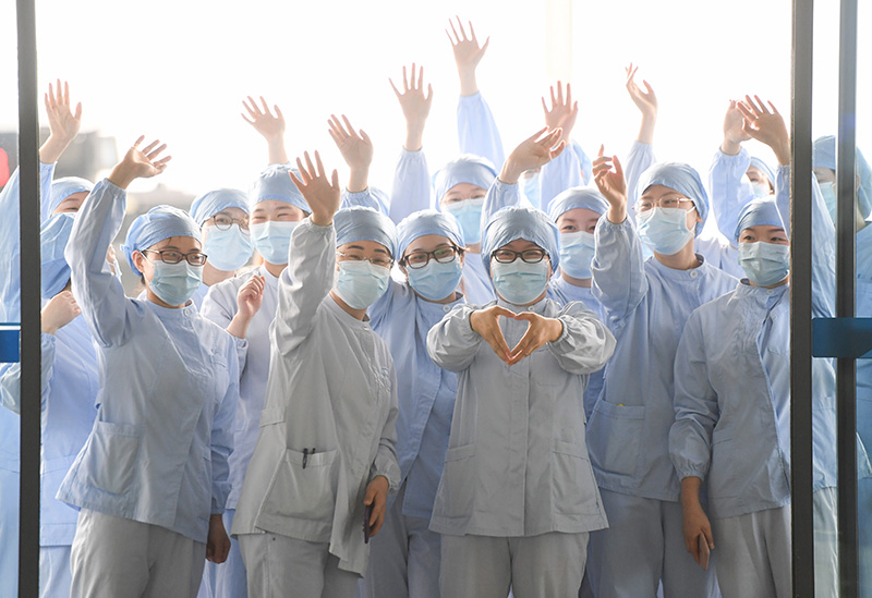2020年3月23日，武汉市第一医院部分医护人员在武汉天河机场为广东第14批援鄂医疗队送行