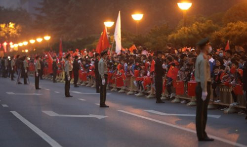 我爱你，中国！西安市民凌晨排队看升旗仪式 