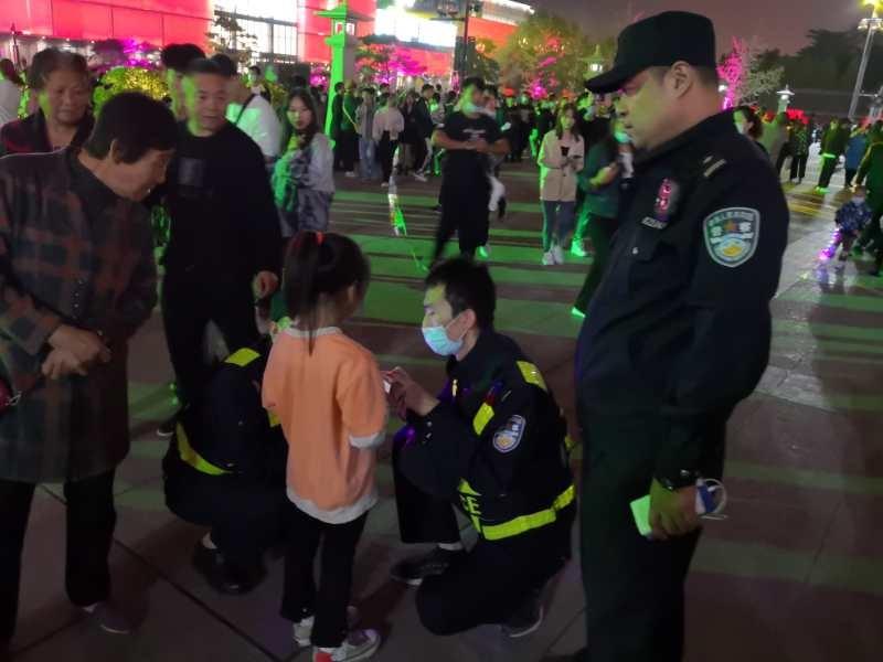 外地小女孩在大唐不夜城与家人走散 民警帮其找到家人