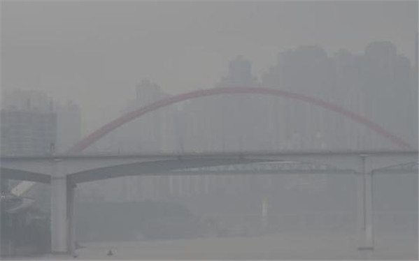 重庆主城遭遇大雾天气 两岸高楼建筑若隐若现