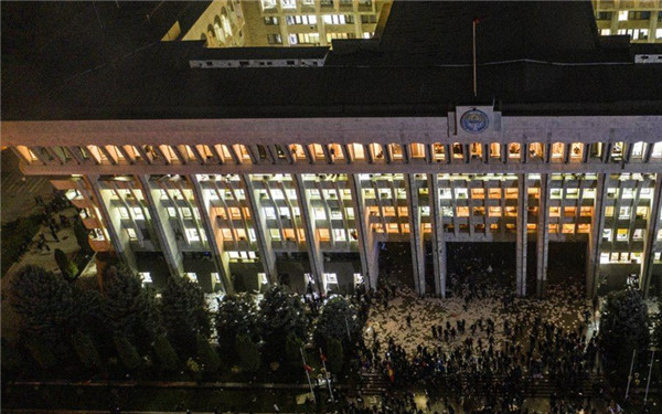吉尔吉斯斯坦政局突变 前总统之子带支持者占领政府大楼“白宫”