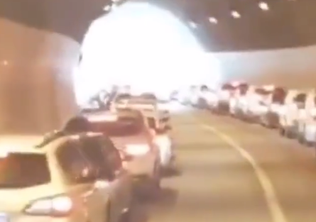 暖心！商洛消防车出警被堵隧道 上百辆车整齐让出生命通道