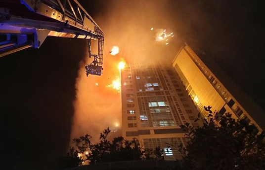 韩国蔚山一座33层建筑发生火灾 逾70人入院治疗