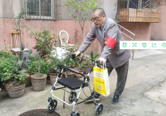 西安80岁残疾老人国庆假期当“导航” 提醒游客给娃裹厚点