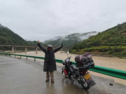 硬核！咸阳64岁老人骑摩托穿越多省 行程2798公里