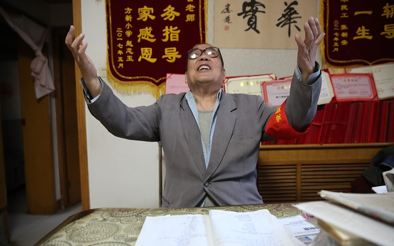 西安80岁儿歌“大王”国庆节自愿执勤 义务教孩子们写诗歌