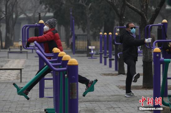 2月13日，北京天坛公园内，市民佩戴口罩健身。 <a target='_blank' href='http://www.chinanews.com/'><p  align=
