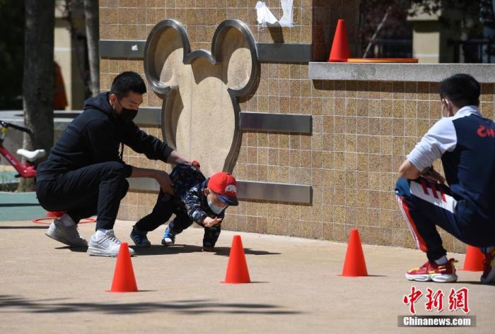 幼教机构教练在北京市朝阳区望京文化体育公园指导孩子锻炼。<a target='_blank' href='http://www.chinanews.com/'><p  align=