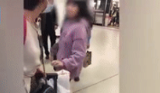 女孩武汉地铁站内当众连踹母亲6脚 网友：溺爱带来的恶果