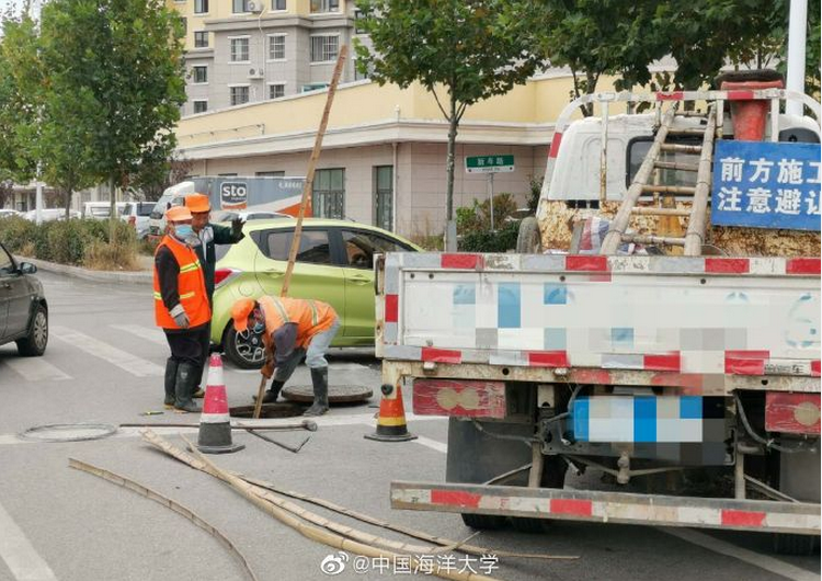 工作人员正在现场清理。图片来源：中国海洋大学官方微博