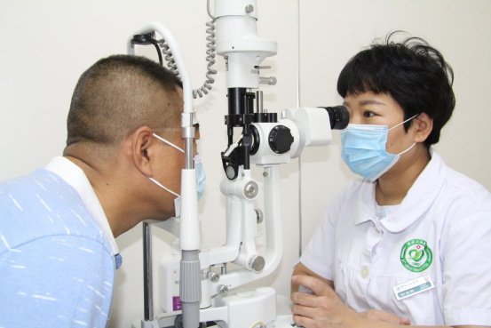 医护人员进行视力检查操作