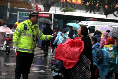 渭南交警给学生开辟“专用通道” 让雨中堵变畅通无阻