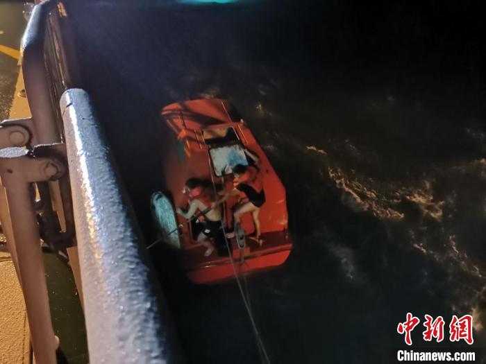 一货船在琼州海峡翻沉，图为搜救现场。 邵年骏　摄