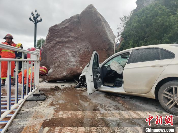 四川宜宾：山石崩塌砸中轿车幸未造成人员伤亡