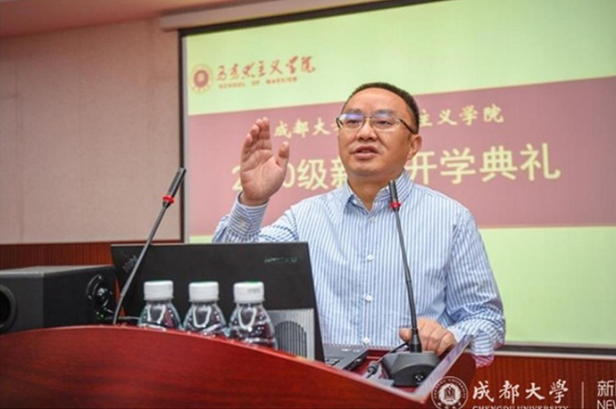 成都大学官网10月4日的一则新闻显示，毛洪涛出席了“院长第一课”活动。