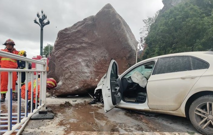 四川宜宾：山石崩塌砸中轿车幸未造成人员伤亡