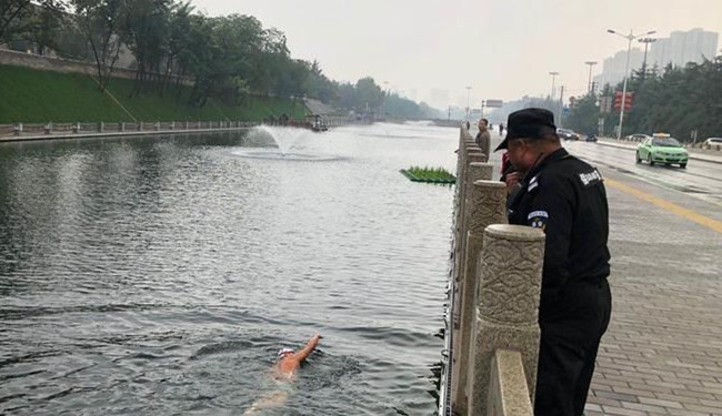 有市民不顾危险在西安护城河游泳 景区：河里有电网