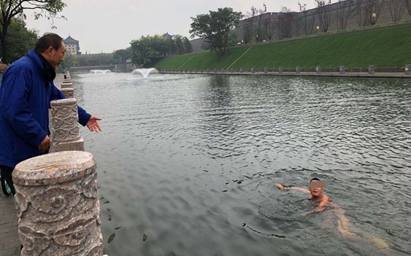 西安护城河里竟有人在游泳！景区：水质不适合人体直接接触