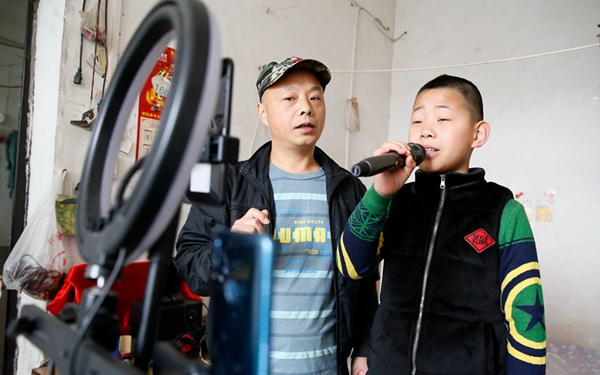 西安灞桥11岁男孩轻松飙高音 最拿手的歌他练习了上千遍