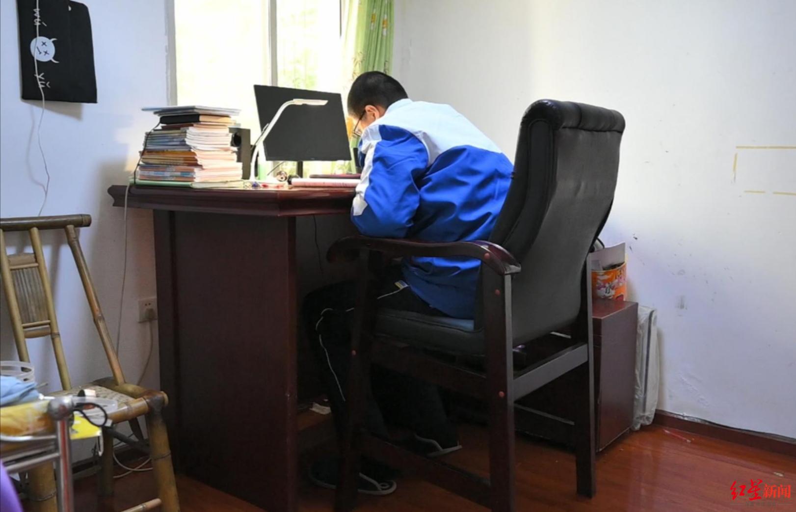 小宇用特制的桌椅学习。