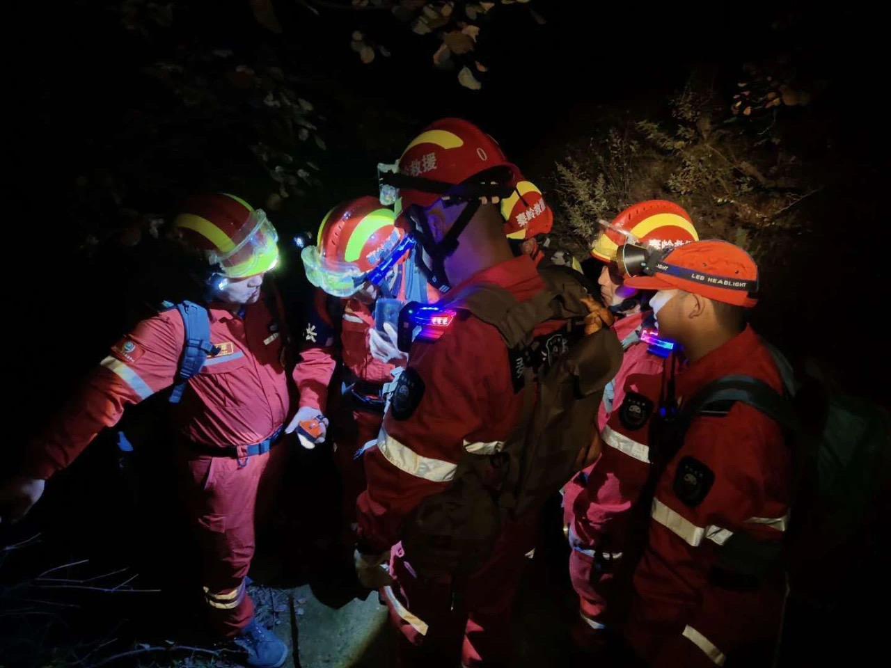 5人被困秦岭 多部门搜救一整夜 救援中心出动了24人