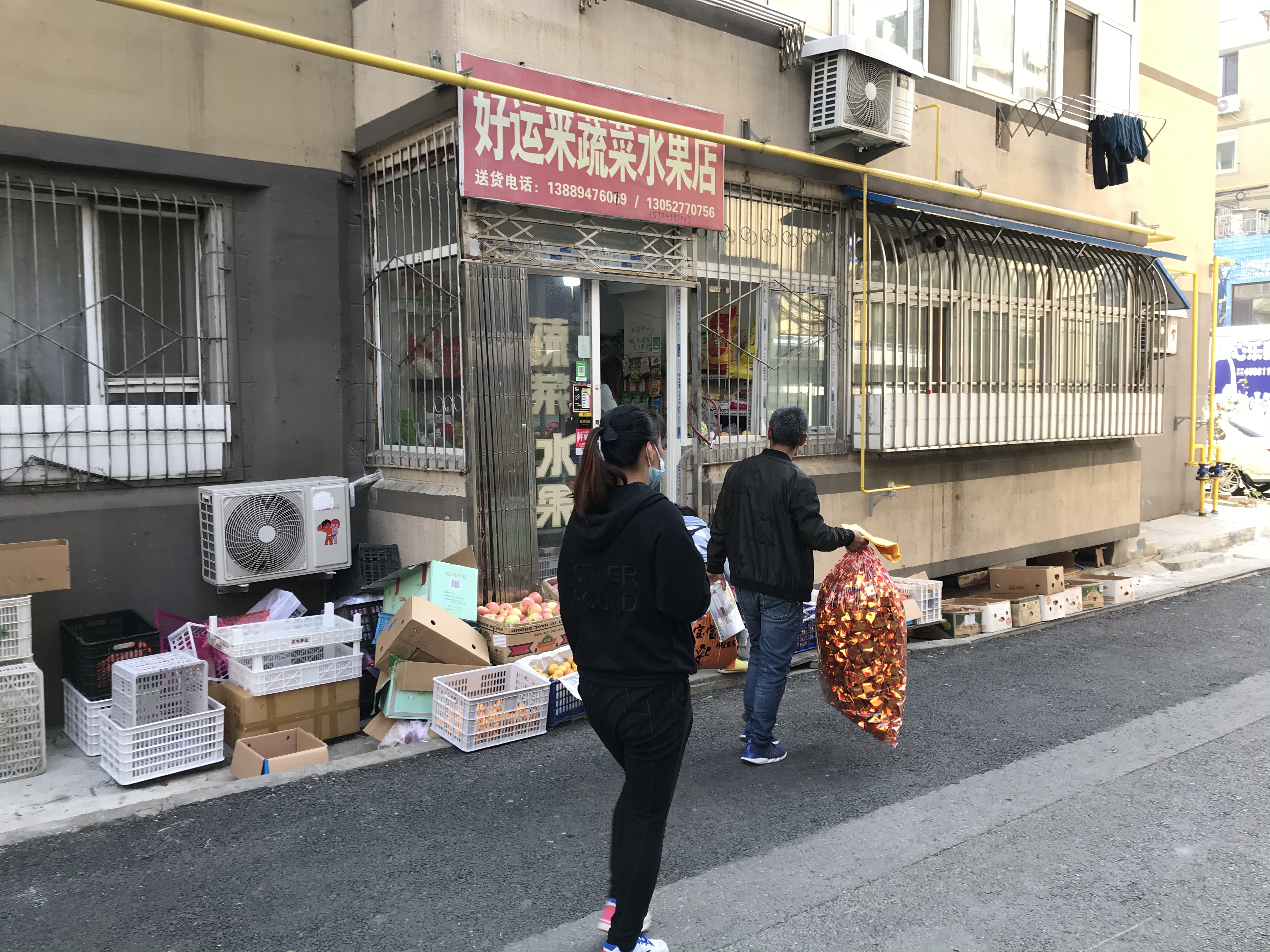 贺美玲及家人路过自家经营的“好运来蔬菜水果店”，案发一个月后，水果店转给了弟弟经营。