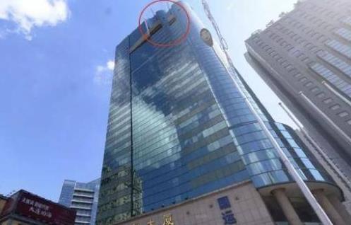 避雷针从30层大厦顶部坠落 辽宁过路女子被砸身亡