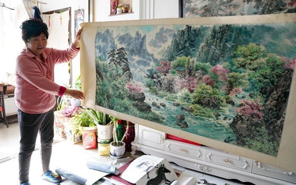 西安7旬老太自学画画近20年 擅用废布料作工艺品 