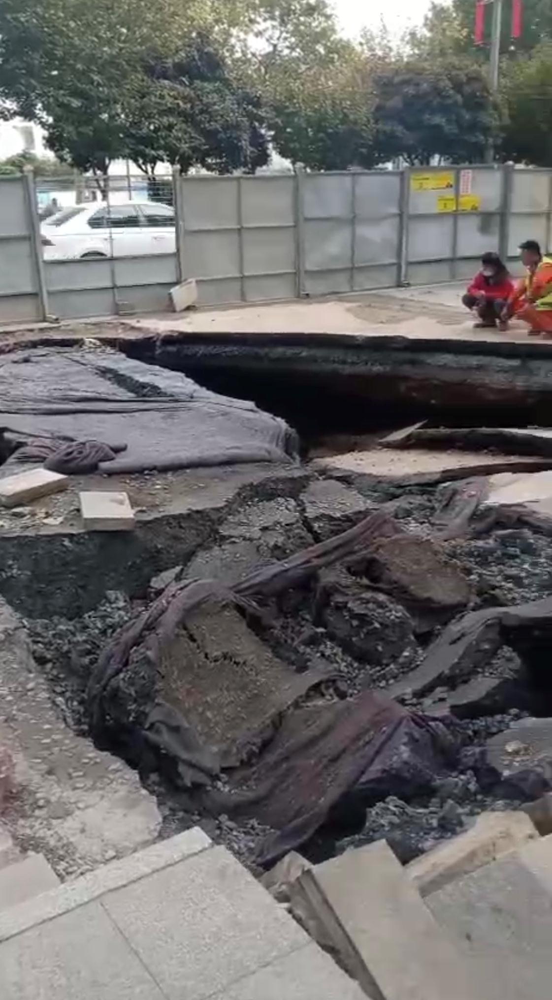 未央路与凤城三路十字路口附近路面塌陷 现已围挡正在抢修中