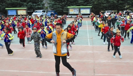 校长带领400多名学生跳鬼步舞：目标是健康和快乐
