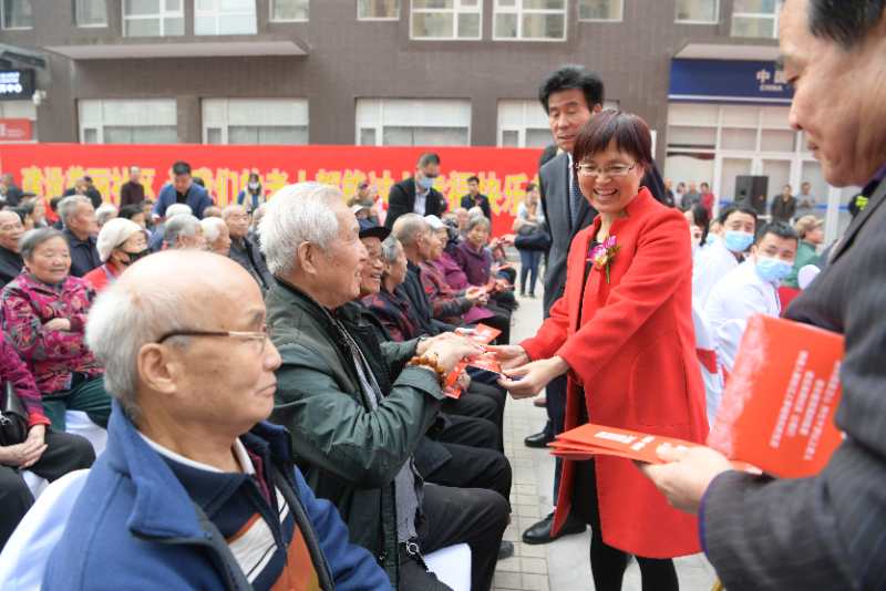 重阳节 高新这个社区123位75岁以上的老人每人领到200元红包