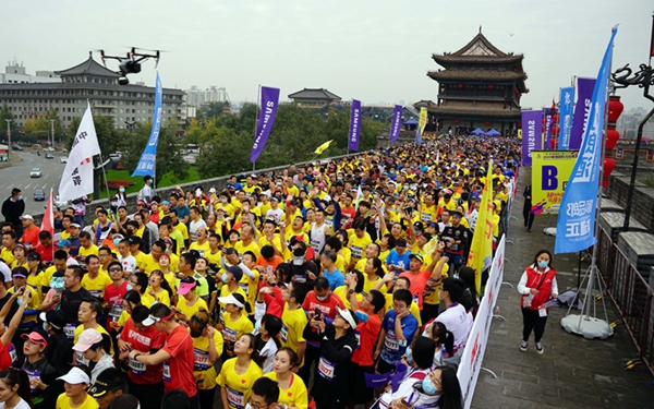 西安城墙国际马拉松赛欢乐起跑 7岁小选手称很开心