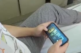 男子打游戏4小时连败肺气“炸”:队员太坑了!