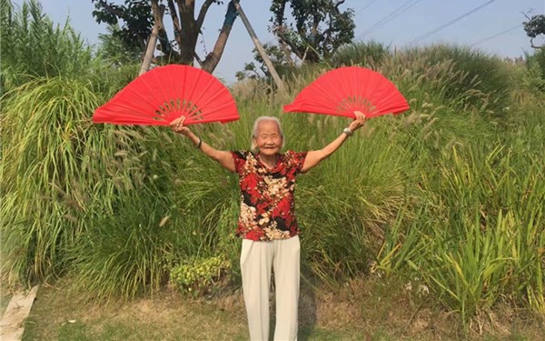 韩城94岁老奶奶每月坚持爬一次象山 不仅舞剑还能绣花