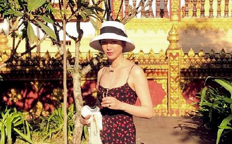 李亚鹏小16岁女友晒旅行照 穿衣着性感大秀好身材