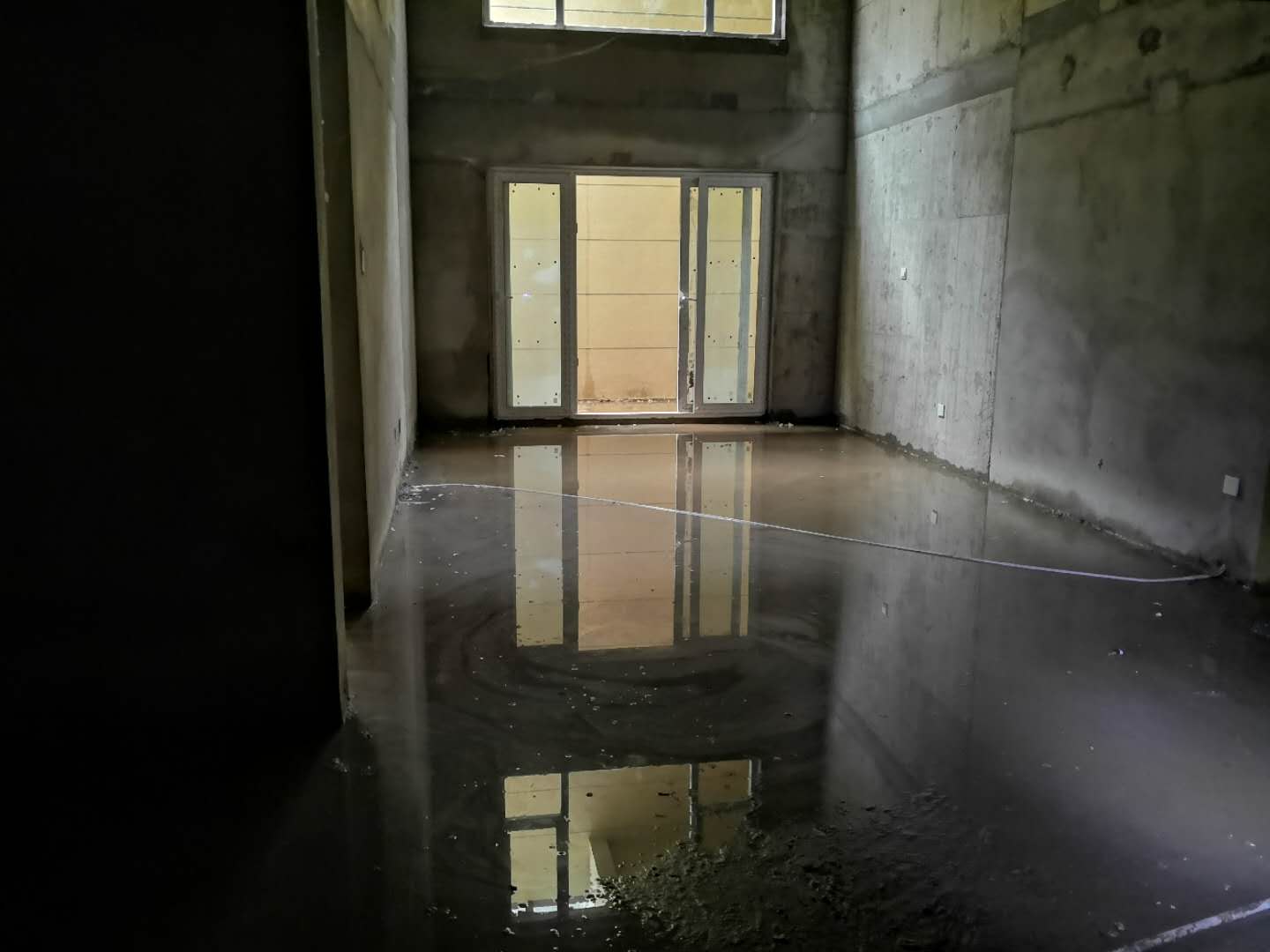 阳光城Plus小区漏雨严重地下室成水池 迟未解决业主难收新房