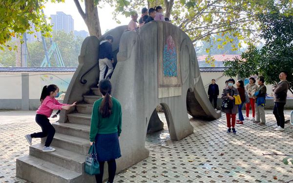 兴庆公园大象滑滑梯引发集体回忆  园方：会保留下来