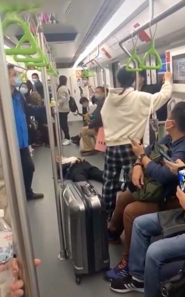 2020年10月31日，上海地铁2号线一车厢内，一名乘客倒地不起。图片来源于网络