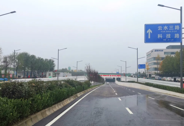 西安高新区锦业路西延伸段正式通车放行 今年已建成55条市政道路