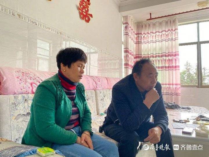 被害4岁男童的父母刘荷花（左）和张建飞（右）回忆起当年孩子遇害，忍不住落泪。