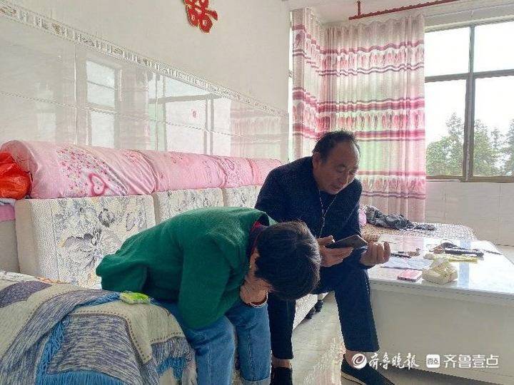 被害4岁男童的父母刘荷花（左）和张建飞（右）。