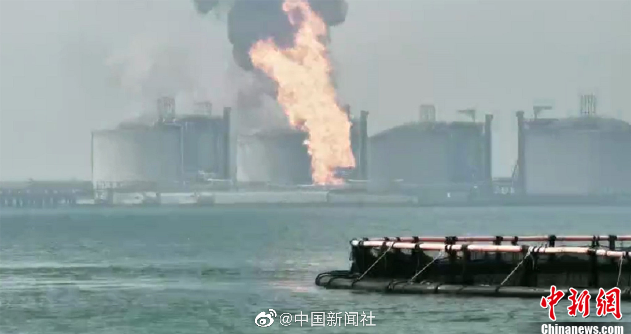 北海LNG接收站11月2日突发大火，中新社 图
