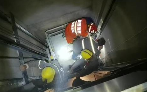 西安金辉世界城一工人被卡电梯两层之间 消防员紧急营救