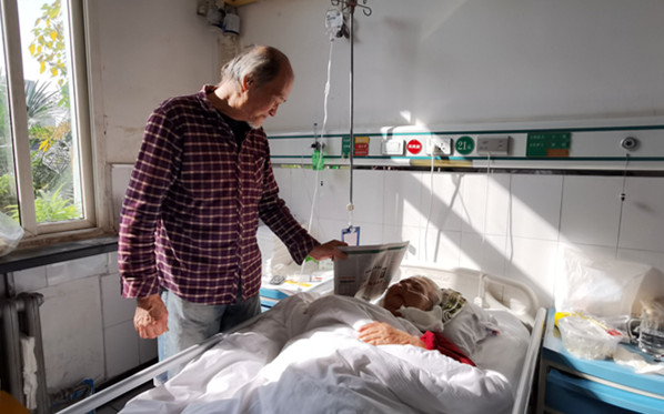 83岁老母亲偏瘫在床 63岁儿子在西安医院贴身照顾5年
