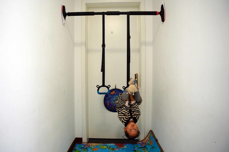 了不得！西安1岁7个月女孩玩转吊环双杠 网友直呼：未来的体操冠军
