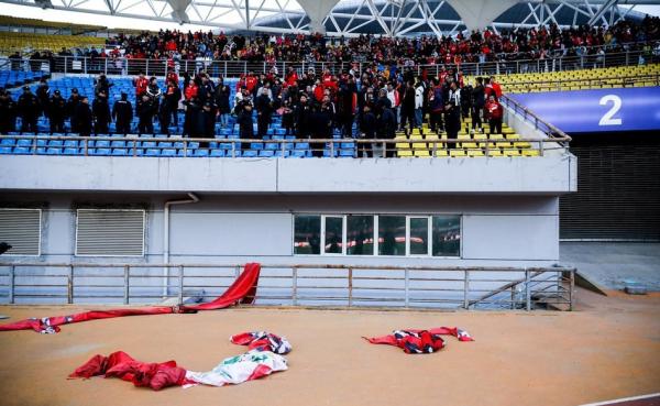 愤怒的亚泰球迷曾扔掉球队的旗帜。