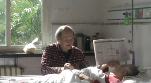 暖心！西安85岁老母亲偏瘫在床5年 63岁儿子贴身照顾