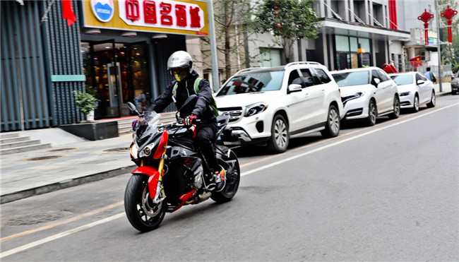 从骑手到摩托车文化专家 西安都市里的“流浪骑手”